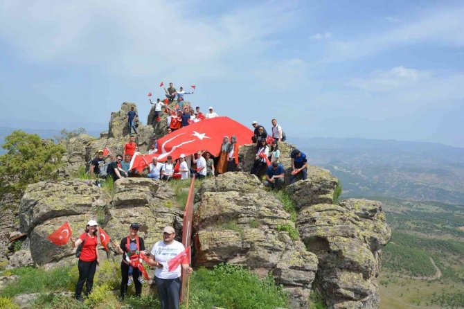 Selendi’nin Zirvesine Gençlik Ve Doğa Yürüyüşü Yapıldı