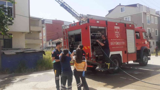 İ̇zolasyon Malzemeleri Bulunan Çatıda Yangın Çıktı