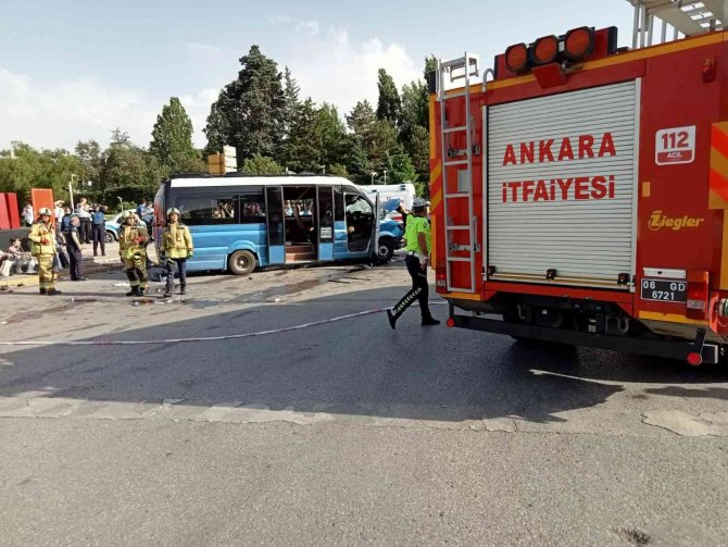 Tbmm Önünde Dolmuş Kazası: 13 Yaralı