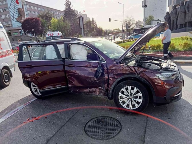 Tbmm Önünde Dolmuş Kazası: 13 Yaralı