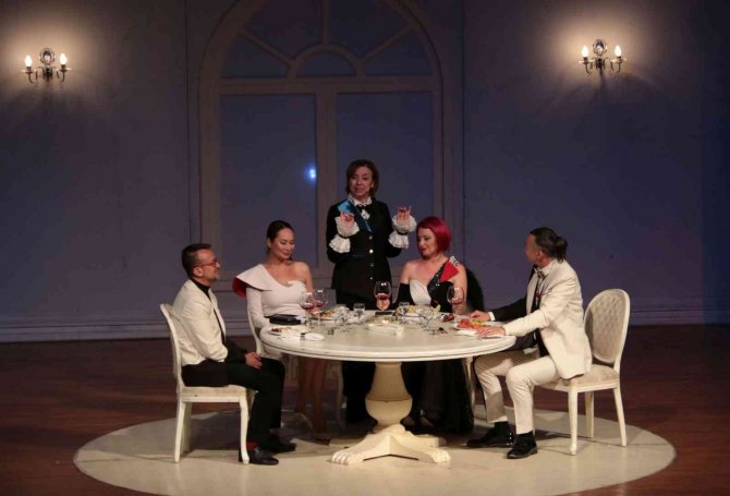“Akşam Yemeği" Tiyatro Oyunu Nevü’de Sahnelendi