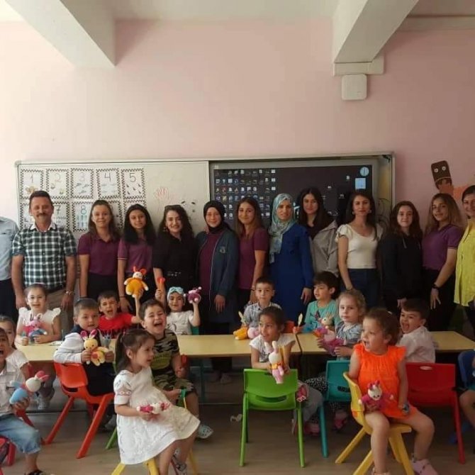 Ürettikleri Oyuncakları Kardeşlerine Hediye Ettiler