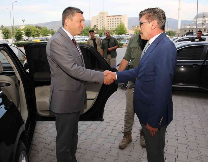 Vali Şahin Brifing Aldı