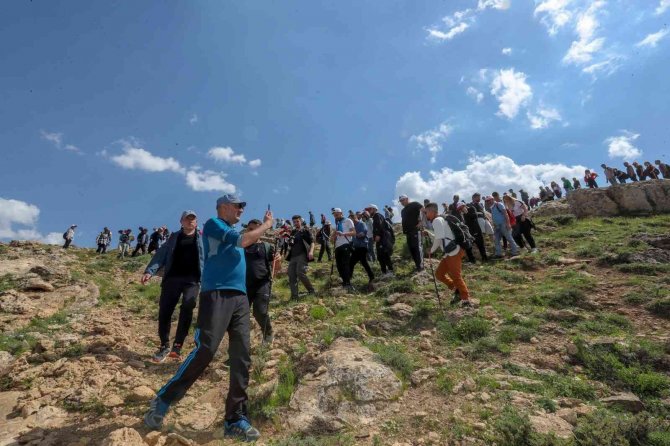 İ̇pekyolu Belediyesinden Doğa Yürüyüşü