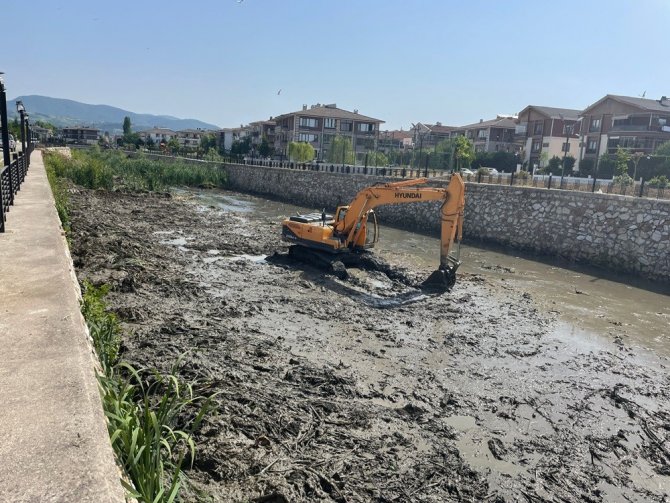 Yalova Belediyesi’nden Safran Deresi’nde Temizlik Çalışması