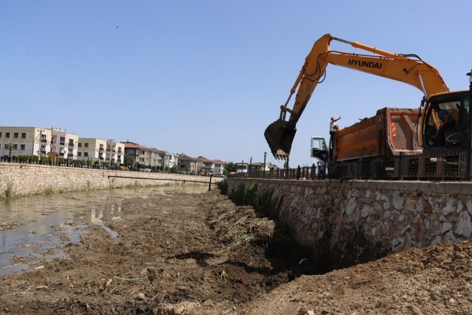 Yalova Belediyesi’nden Safran Deresi’nde Temizlik Çalışması