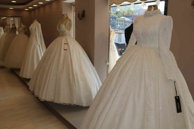 Gelinlikçilerde Yoğun Mesai Başladı, Taleplere Yetişmeye Çalışıyorlar