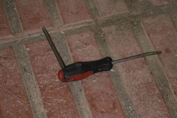 Okuldan Demir Korkuluk Çalan 2 Kişiyi Polis Suçüstü Yakaladı