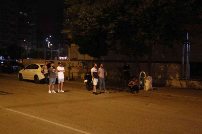 Kaldırımda Bulunan Palmiye Ağacı Yandı, Vatandaşlar Merakla İzledi