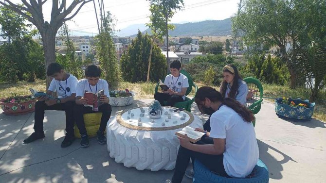 Öğrenciler Atık Lastiklerden Okul Bahçesini Renklendirdi