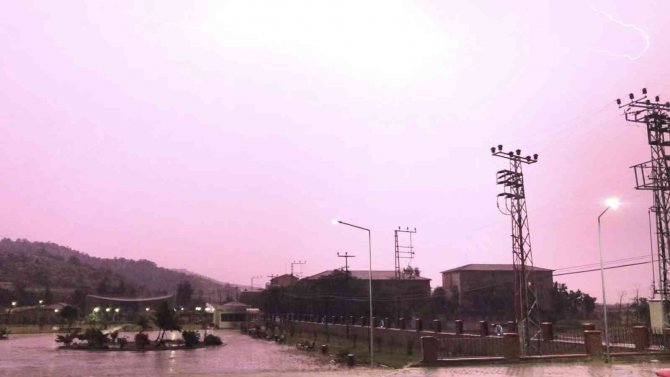 Amasya’da Şimşekler Geceyi Gündüze Çevirdi