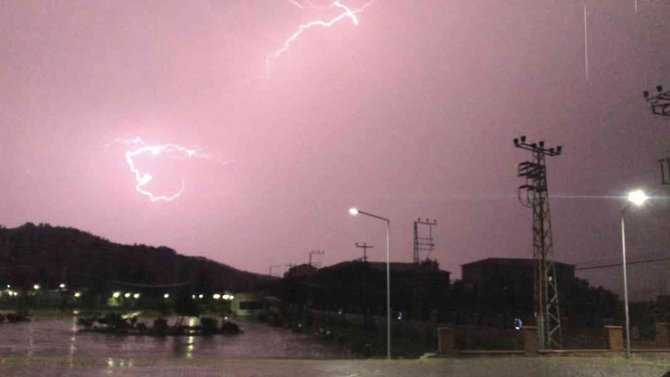 Amasya’da Şimşekler Geceyi Gündüze Çevirdi