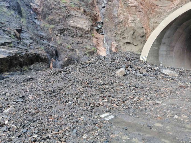 Artvin’de Heyelan Nedeniyle Sürücüler Tünelde Mahsur Kaldı
