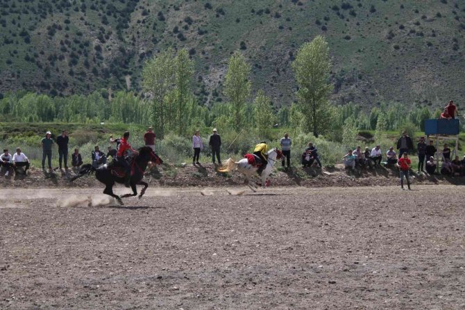 Bayburt Ve Erzurum Maharetlerini Cirit Maçında Konuşturdu