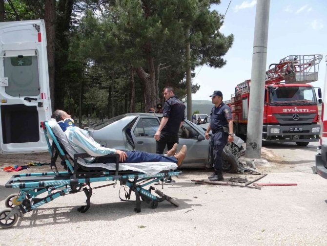 Aydınlatma Direğine Çarpan Araç Hurdaya Döndü, 1’i Ağır 2 Kişi Yaralandı