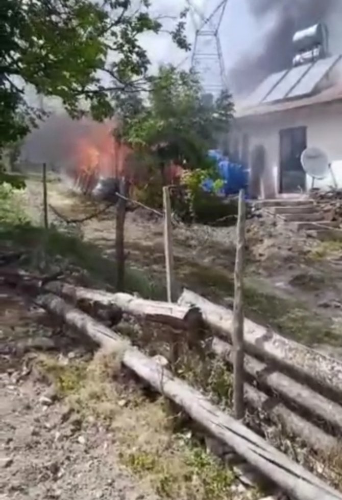 Bursa’da Çıkan Yangında İki Ev Ve Bir Traktör Küle Döndü