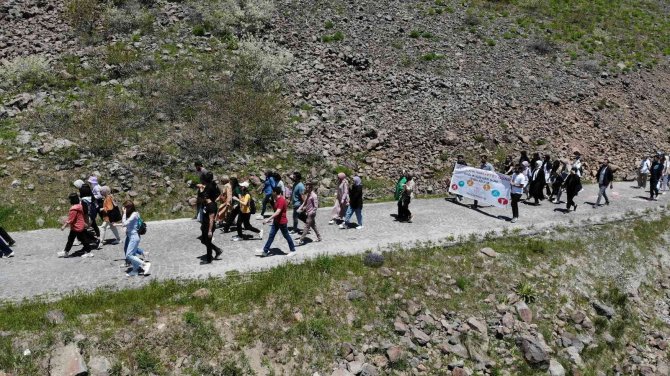Avrupa’nın En Büyük Kraterinde Sağlıklı Beslenme Ve Hareketli Yaşam Yürüyüşü