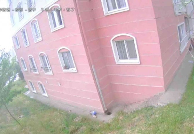 Bursa’da 5’inci Kattan Düşen Çocuk Hayata Tutundu