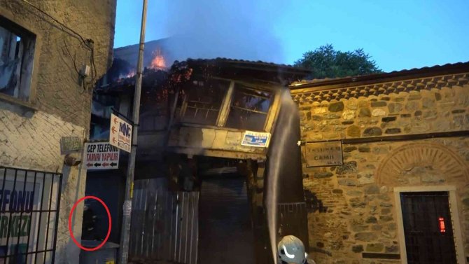 İ̇tfaiye Eri Binanın Altında Kalmaktan Son Anda Kurtuldu: Yüzlerce Yıllık Tarihi Binanın Yanarak Yıkılma Anı Kameralarda