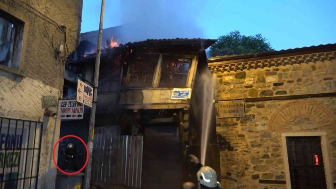 İ̇tfaiye Eri Binanın Altında Kalmaktan Son Anda Kurtuldu: Yüzlerce Yıllık Tarihi Binanın Yanarak Yıkılma Anı Kameralarda