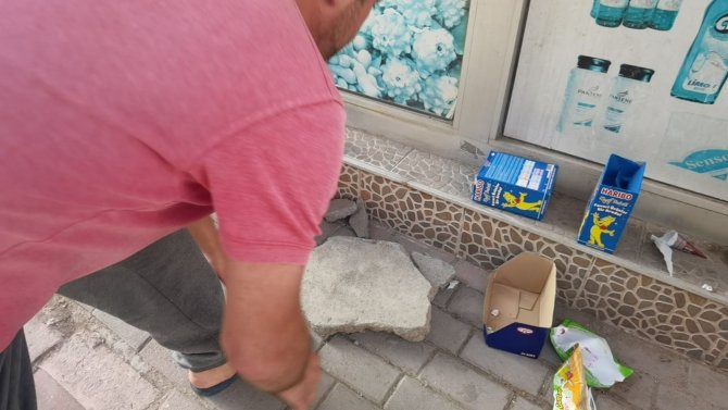 Marketin Camını Betonla Kıran Hırsız Kamerada