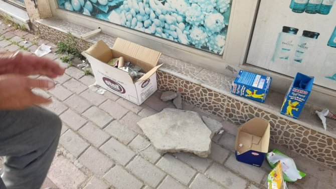 Marketin Camını Betonla Kıran Hırsız Kamerada