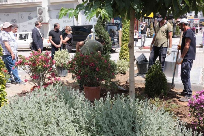 Gürsu’nun Caddelerine Rengarenk Çiçeklerle Yaz Coşkusu