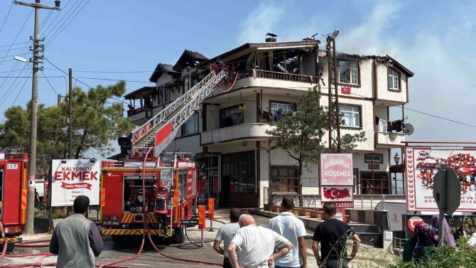 Üç Katlı Binanın Çatı Katı Alevlere Teslim Oldu