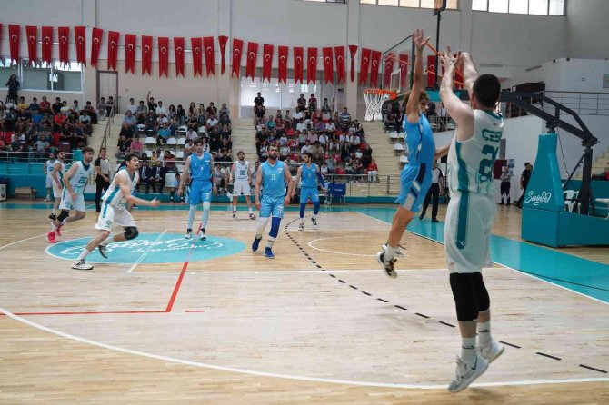 Çayırova Belediyesi Basketbol Takımı Rakibini Farklı Yendi