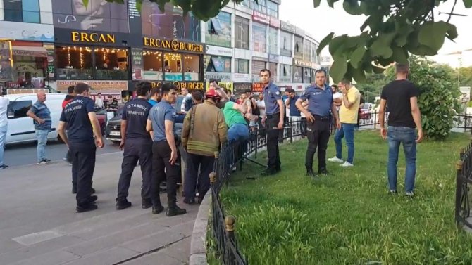 Ümraniye’de Korku Dolu Anlar: Önüne Gelene Bıçak Çekip İntihara Kalkıştı