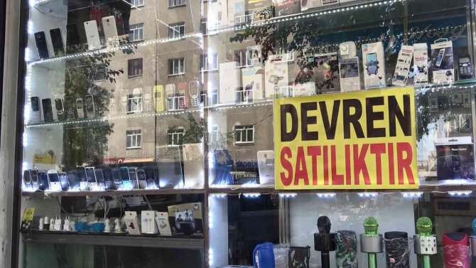 Hırsızlar Canına Tak Etti, Dükkanını Satılığa Çıkardı