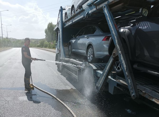 Sıfır Araç Taşıyan Tırın Lastikleri Alev Aldı