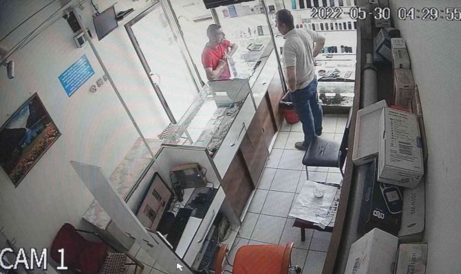 Hırsızlar Canına Tak Etti, Dükkanını Satılığa Çıkardı
