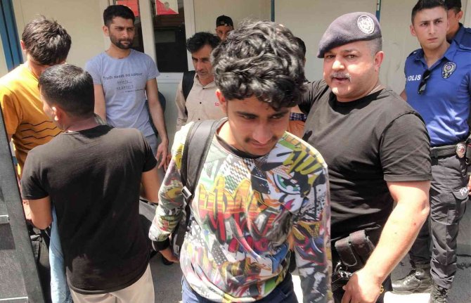 Kamyon Kasasında Kaçak Göçmenler Yakalandı