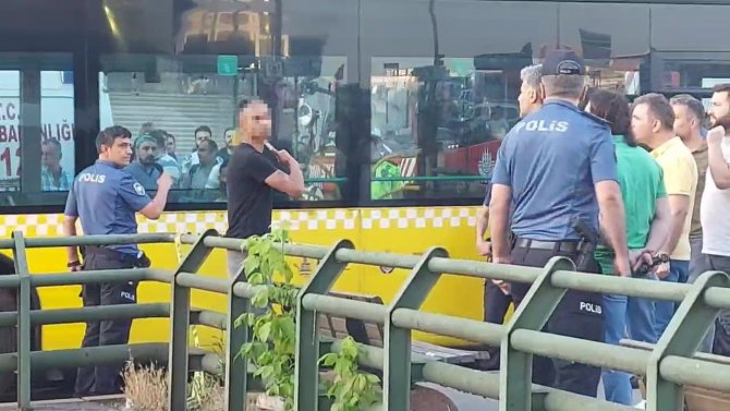 Ümraniye’de Korku Dolu Anlar: Önüne Gelene Bıçak Çekip İntihara Kalkıştı