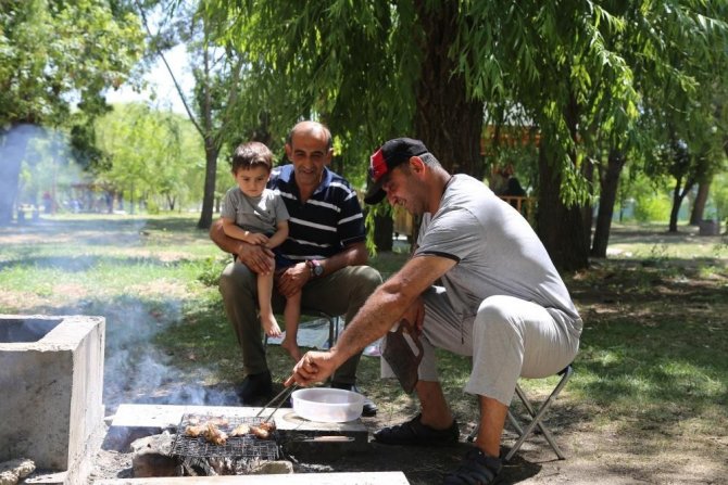 Sıcaktan Bunalan Vatandaşlar Ekşisu’ya Akın Ediyor