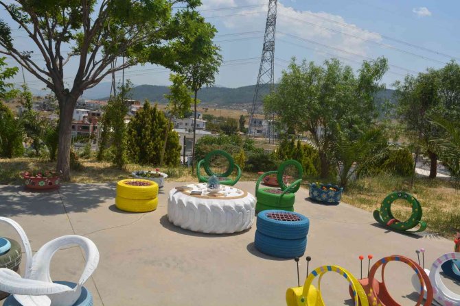 Öğrenciler Atık Lastiklerden Okul Bahçesini Renklendirdi