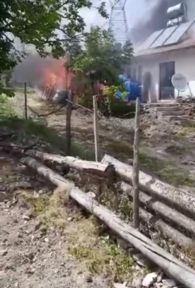 Bursa’da Çıkan Yangında İki Ev Ve Bir Traktör Küle Döndü