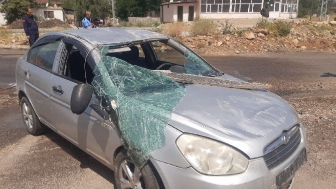 Taklalar Atarak Ters Dönen Araçtan Burnu Bile Kanamadan Çıktılar