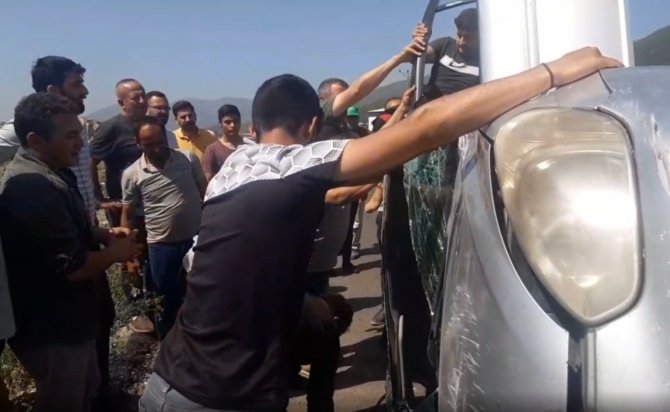 Taklalar Atarak Ters Dönen Araçtan Burnu Bile Kanamadan Çıktılar
