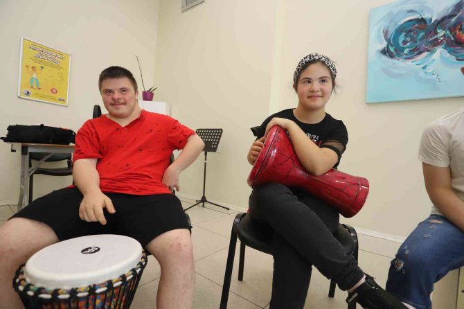 Kartal Belediyesi Sanat Akademisi’nde Down Sendromlu Çocuklara Ritim Eğitimi