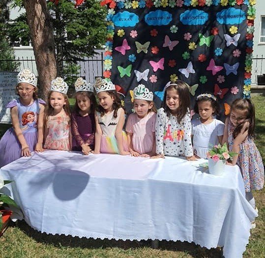 Gediz’de Kuran’ı Kerime Geçen Minik Öğrencilerin Taç Giyme Sevinci