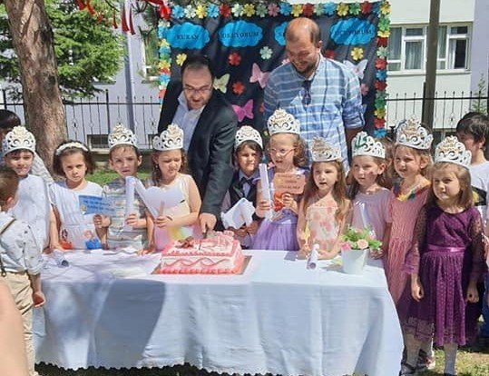 Gediz’de Kuran’ı Kerime Geçen Minik Öğrencilerin Taç Giyme Sevinci