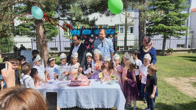 Gediz’de Kuran’ı Kerime Geçen Minik Öğrencilerin Taç Giyme Sevinci