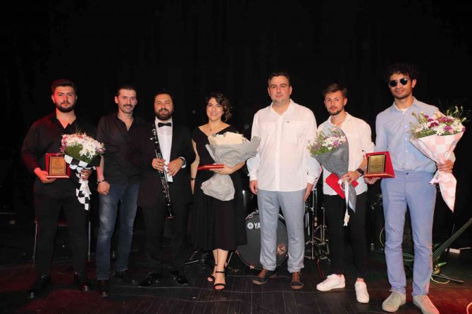 Neşter Tutan Eller, Müziğe De Hayat Veriyor