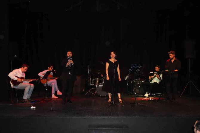 Neşter Tutan Eller, Müziğe De Hayat Veriyor