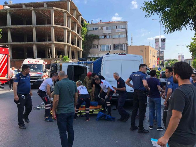 Freni Patlayan Kamyon Minibüsün Üzerine Devrildi: 1 Yaralı