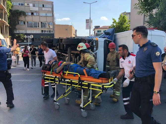 Freni Patlayan Kamyon Minibüsün Üzerine Devrildi: 1 Yaralı