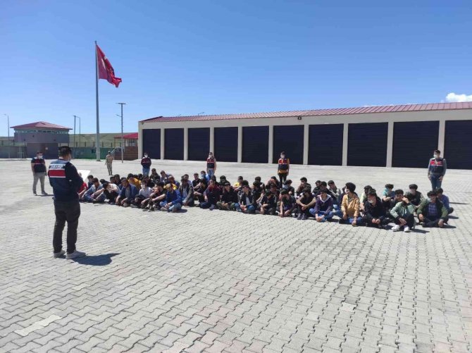 Kars’a Getirilen Düzensiz Göçmenlerin İşlemleri Tamamlandı