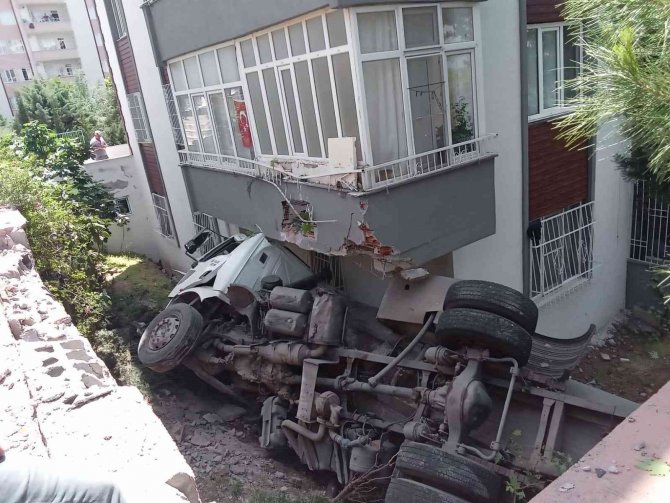 Freni Boşalan Su Tankeri Apartmanın Bahçesine Düştü